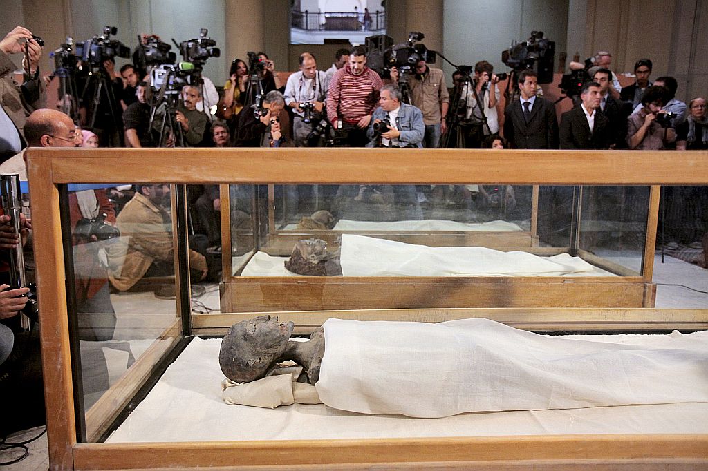 Múmias de parentes próximos de Tutankamon foram exibidas em conferência sobre a os exames realizados no faraó | Reuters