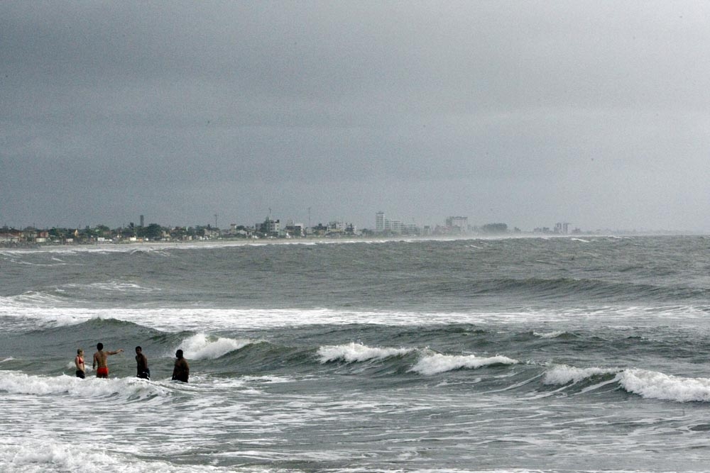 Sem sol e com as temperaturas bem abaixo, a praia ficou pouca convidativa aos veranistas | Valterci Santos/Gazeta do Povo