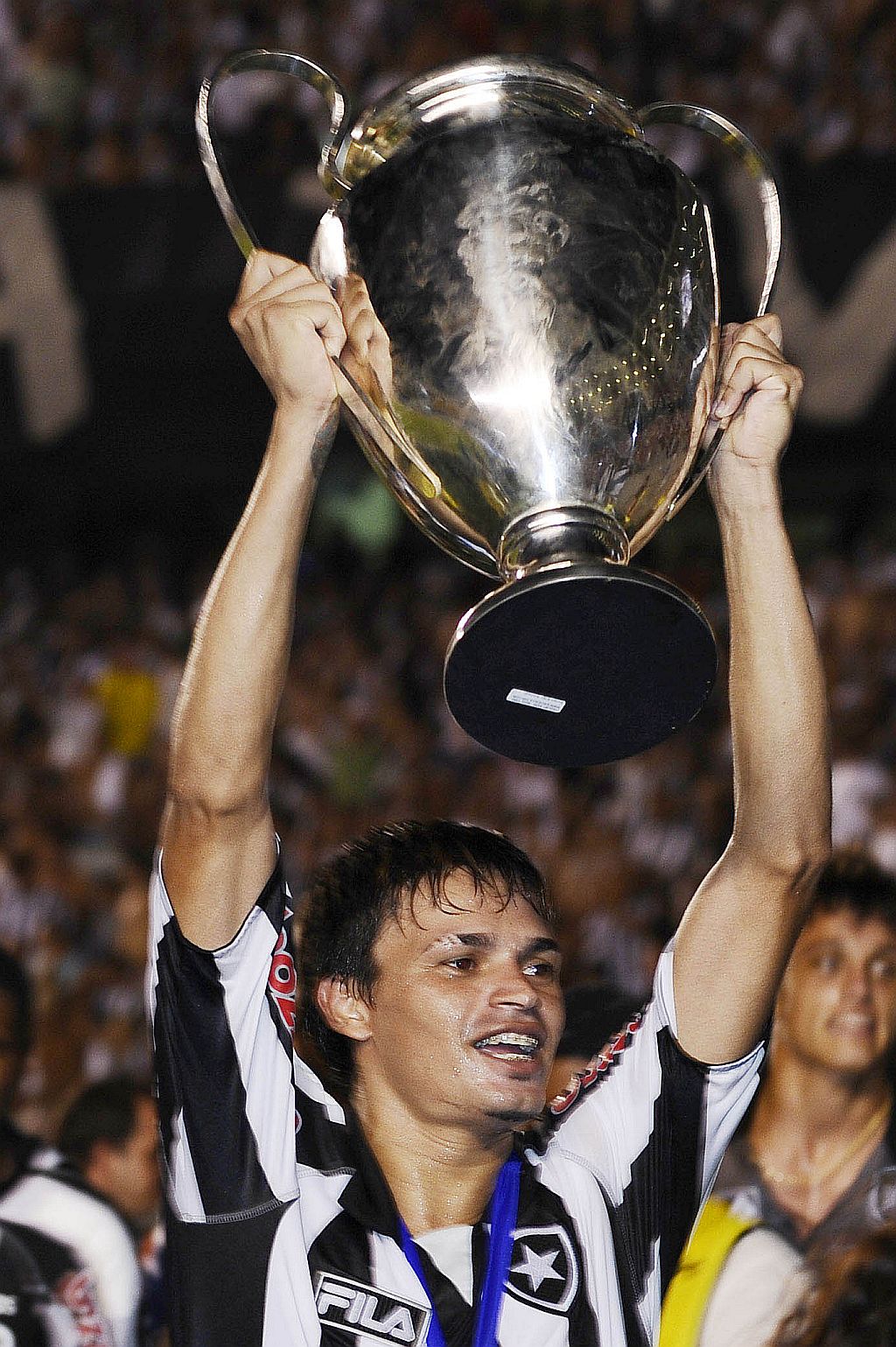 Autor de um dos gols botafoguenses, Fábio Ferreira levanta a taça | Marino Azevedo / Photocamera