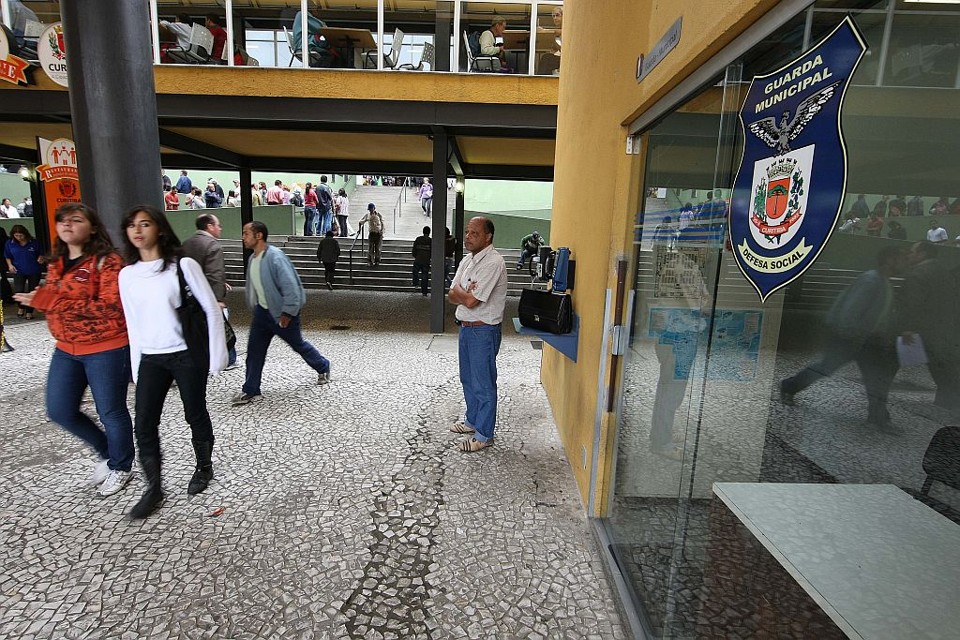 Posto da Guarda Municipal fechado em Rua da Cidadania: segundo a prefeitura, só 30% do efetivo foi mantido no trabalho | Ivonaldo Alexandre/Gazeta do Povo
