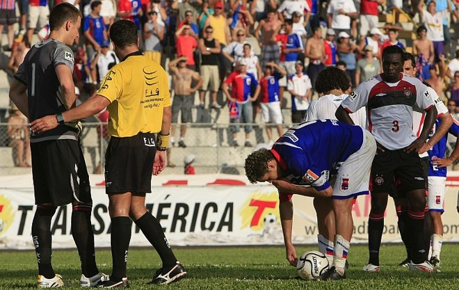 Marcelo Toscano ajeita a bola para cobrar o pênalti | 