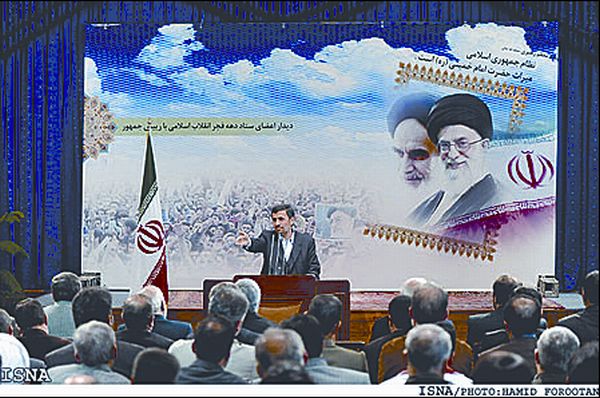 Tudo azul em Teerã -Imagens recentes de discursos de Mahmoud Ahmadinejad revelaram algo curioso: em alguns casos, a bandeira iraniana atrás do presidente parece ter sido retocada, de forma a trocar o verde pelo azul. Seria uma forma de evitar a cor identificada com a oposição, que, desde as eleições de junho, organizam protestos pelas ruas? Para blogueiros que conseguem furar o cerco à mídia imposto por Teerã, o resultado é ainda mais contraditório por trazer as cores das bandeiras de países inimigos de Teerã, como EUA, Inglaterra e França. | Agência Fars