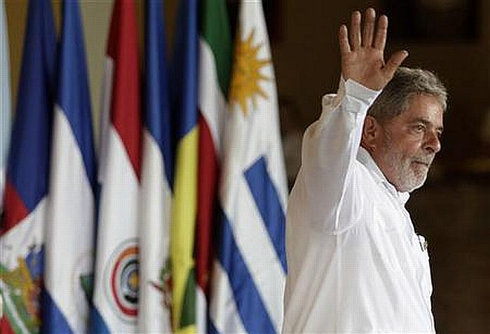 Presidente brasileiro acena para jornalistas no México, onde acontece encontro de líderes latinos e caribenhos | Reuters