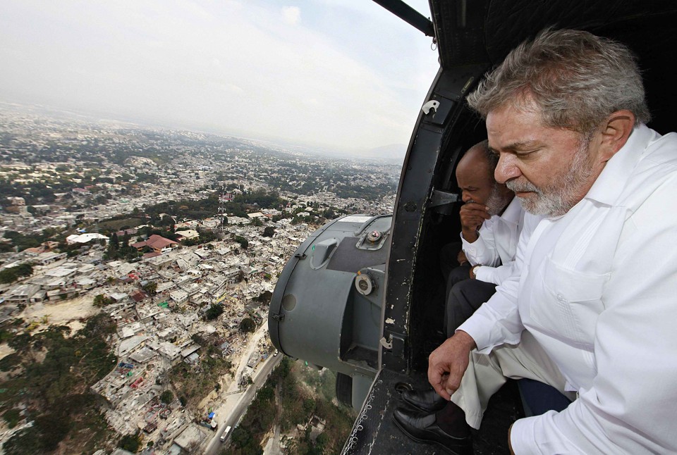 Luiz Inácio Lula da Silva, logo que chegou ao Haiti por volta das 13h30 (horário de Brasília), fez um sobrevoo de helicóptero pela cidade de Porto Príncipe | Reuters