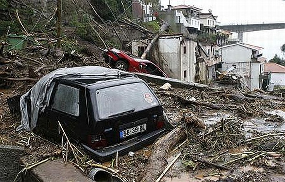 Casas e carros foram destruídas pelas inundações | Reuters