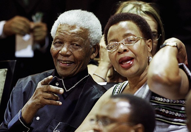 Mandela ao lado de sua esposa, no parlamento sul-africano, durante a comemoração dos 20 anos de sua libertação | Reuters