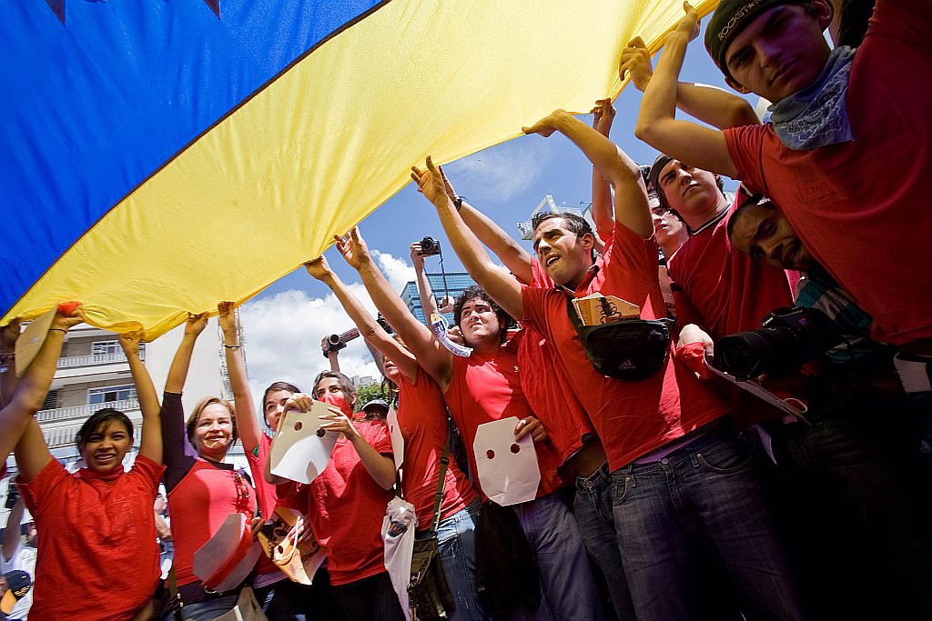 Funcionários de rede de TV que faz oposição a Hugo Chávez participaram de protesto no mesmo dia em que o presidente levou centenas de partidários às ruas | AFP