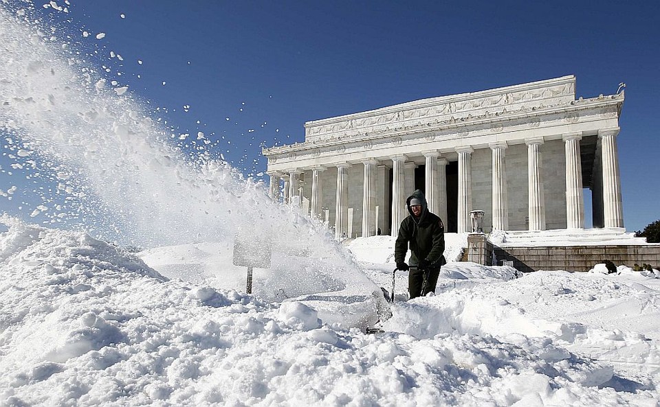 Trabalhador remove neve em frente ao Memorial Lincoln, em Washington | Reuters