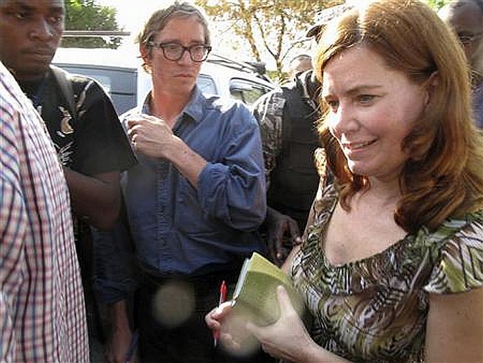 A missionária norte-americana Laura Silsby e uma colega vão permanecer no Haiti para interrogatórios | Reuters