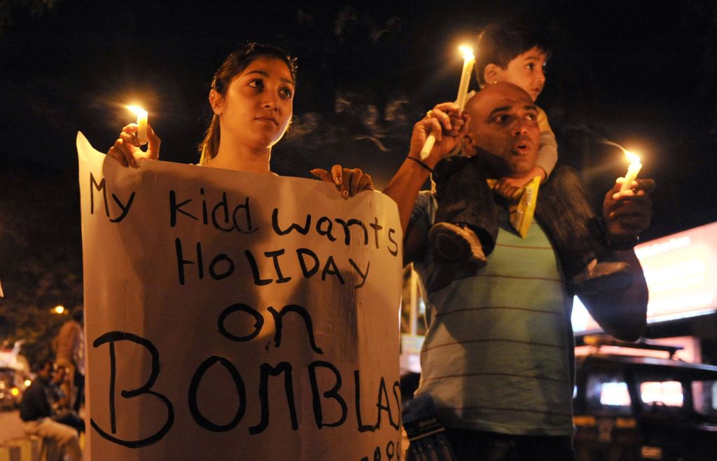 Moradores de Pune, na Índia, fazem ato contra o ataque terrorista que matou nove pessoas no sábado | Sajjad Hussain/AFP