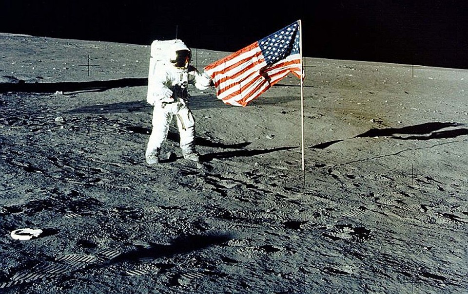 Bandeira colocada na Lua durante a missão Apolo 12. Governo americano suspendeu o projeto para o retorno de astronautas ao satélite natural da Terra | NASA/Reuters