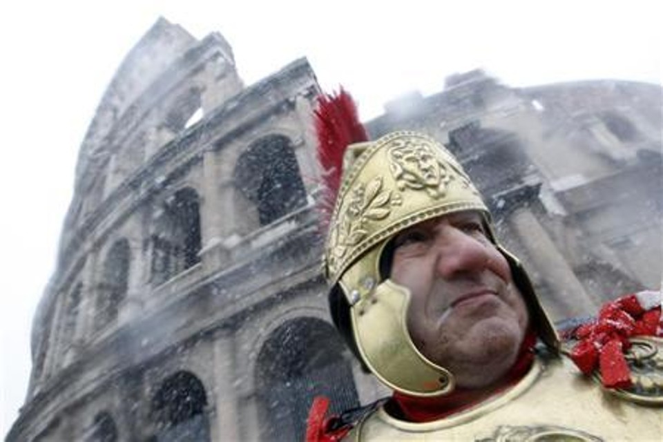 Um meteorologista disse que a neve que caiu sem parar durante toda a manhã da sexta-feira foi a mais pesada vista na capital italiana nos últimos 24 anos | Reuters