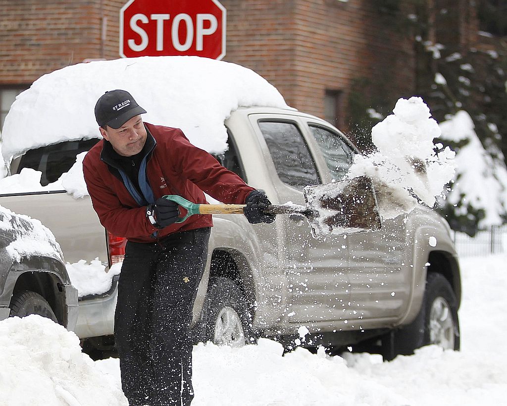 Americano tenta retirar seu carro da neve na região de Washington | Reuters