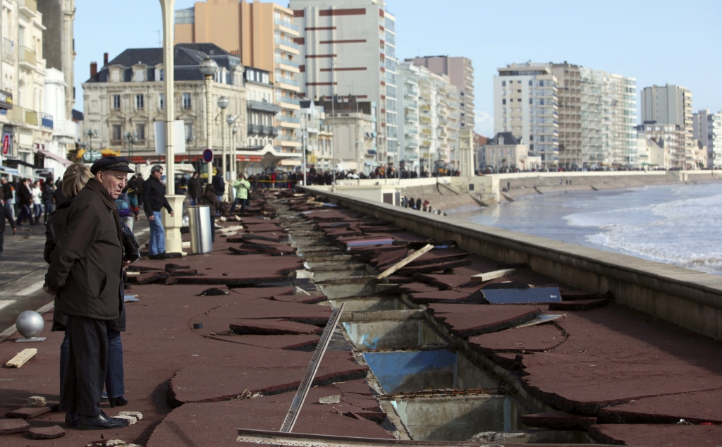 Tempestade destrói orla da praia de Les Sables-d´Olonne, na França | Reuters