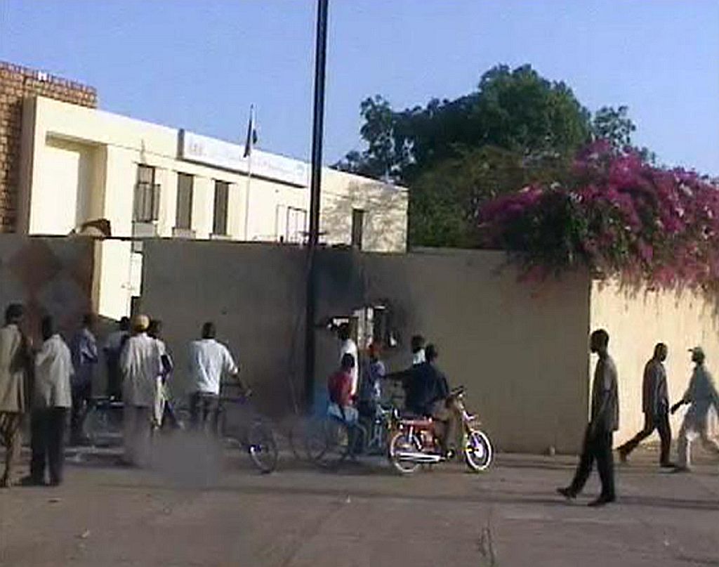 Pedestres passam por prédio danificado durante o golpe militar em Níger | Reuters