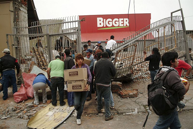 Moradores saqueiam supermercado após terremoto | Jose Luis Saavedra/Reuters