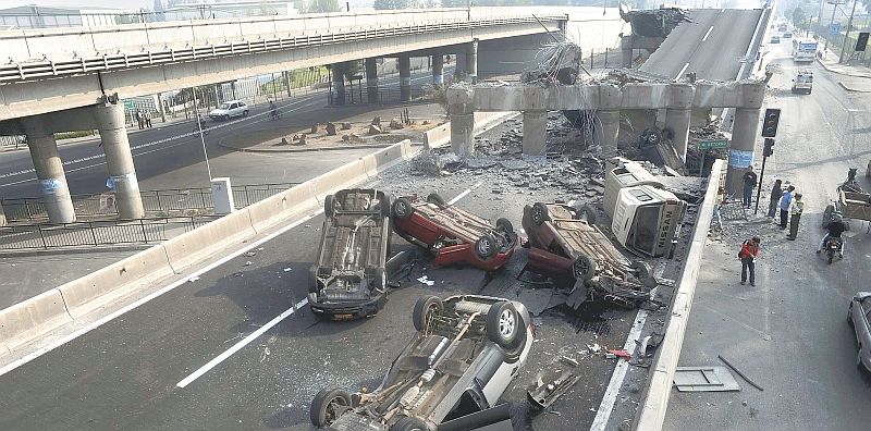 Queda de viaduto em Santiago pegou de surpresa motoristas que transitavam pelo local na hora do terremoto: abalo sísmico provocou mortes e destruiu edifícios e infraestrutura de transporte do país | Marco Fredes/Reuters