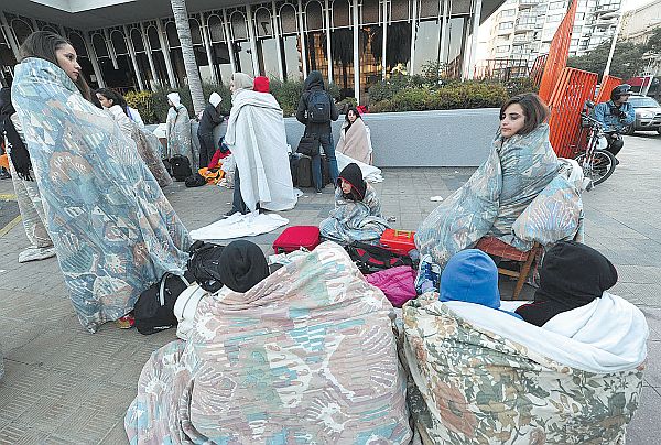 Turistas passam a madrugada na rua em Vina Del Mar: cidade foi uma das mais afetadas pelo terremoto | Martin Bernetti/AFP