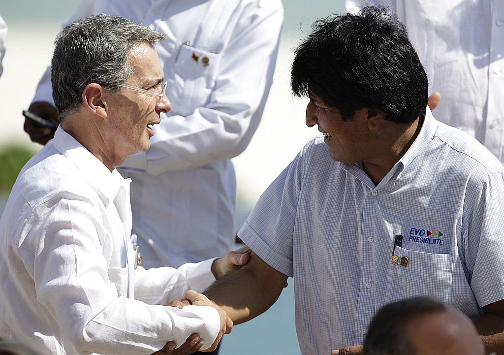 Alvaro Uribe (esquerda) Evo Morales se cumprimentaram durante foto oficial do encontro do Grupo do Rio no México | Reuters