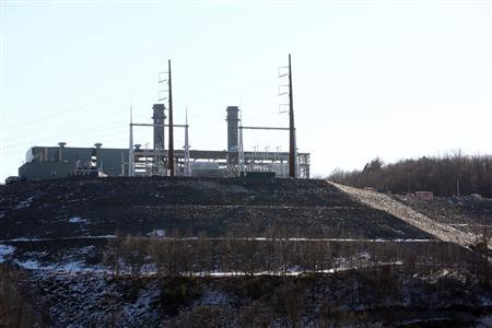 Bombeiros removem os escombros após a explosão de uma usina de gás em Middletown, no estado norte-americano de Connecticut, 7 de fevereiro de 2010. | Reuters