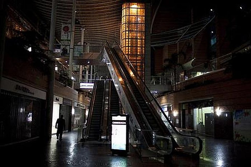 Centro comercial da venezuela fechado e com as luzes apagadas para racionar energia | Reuters