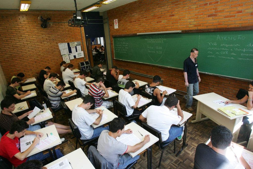 Estudantes no Enem 2009: quem foi mal não poderá tentar um resultado melhor no meio do ano | Daniel Castellano/Gazeta do Povo
