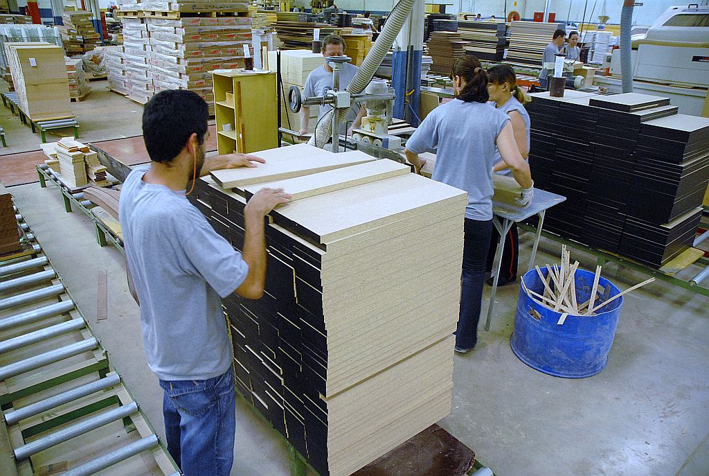 Operários na linha de produção em Arapongas: incentivos a investimentos no setor devem ser mantidos pelo governo | Mauricio Borges/ Gazeta do Povo