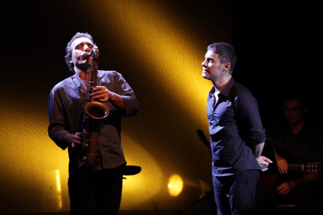 Edgar Duvivier e Cláudio Botelho em cena da peça Versão Brasileira |