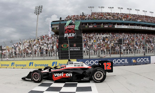 Will Power cruza a linha de chegada para vencer a primeira prova da Indy na temporada 2010 |