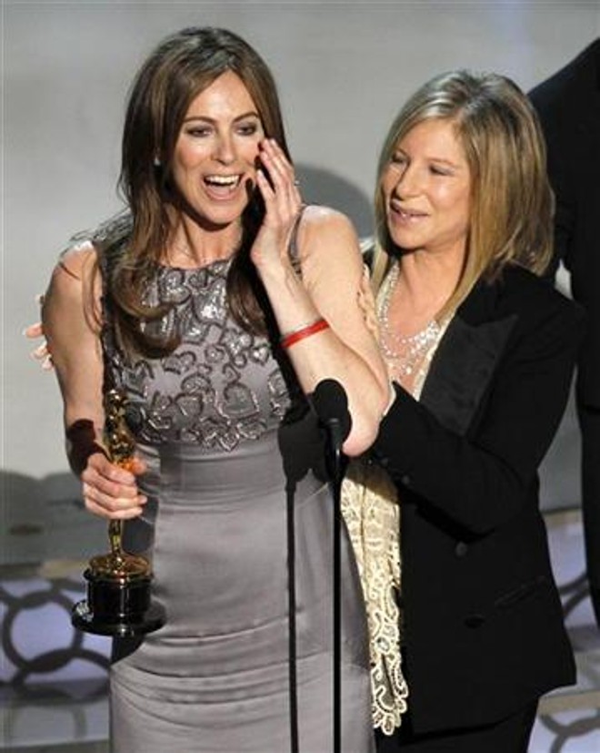 Kathryn Bigelow recebe o prêmio de melhor direção das mãos da cantora Barbra Streisend |