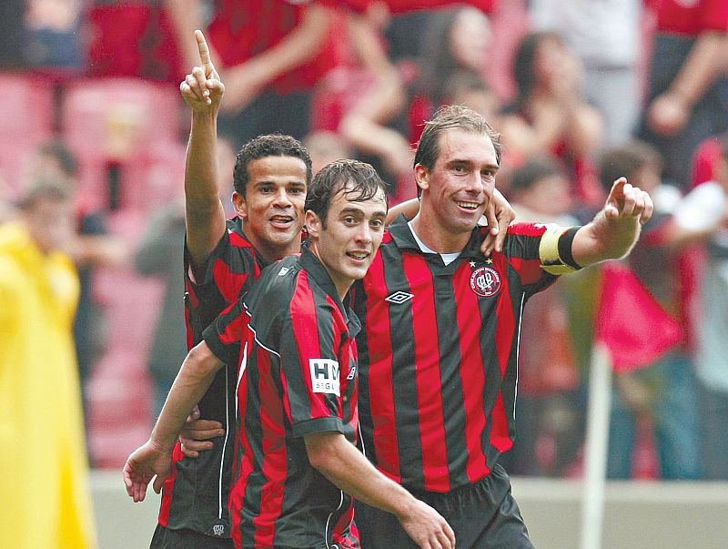 Bruno Mineiro (ao fundo) fez cinco gols em três jogos, resultado do meio de campo mais ofensivo, com Netinho e Paulo Baier | Albari Rosa/ Gazeta do Povo