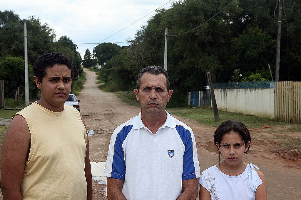 O segurança Wagner Brandão dos Reis com os filhos Tainá, 11 anos, e Tiago, 15. Após mudança de município, as crianças perderam o direito ao transporte escolar | Hedeson Alves/Gazeta do Povo