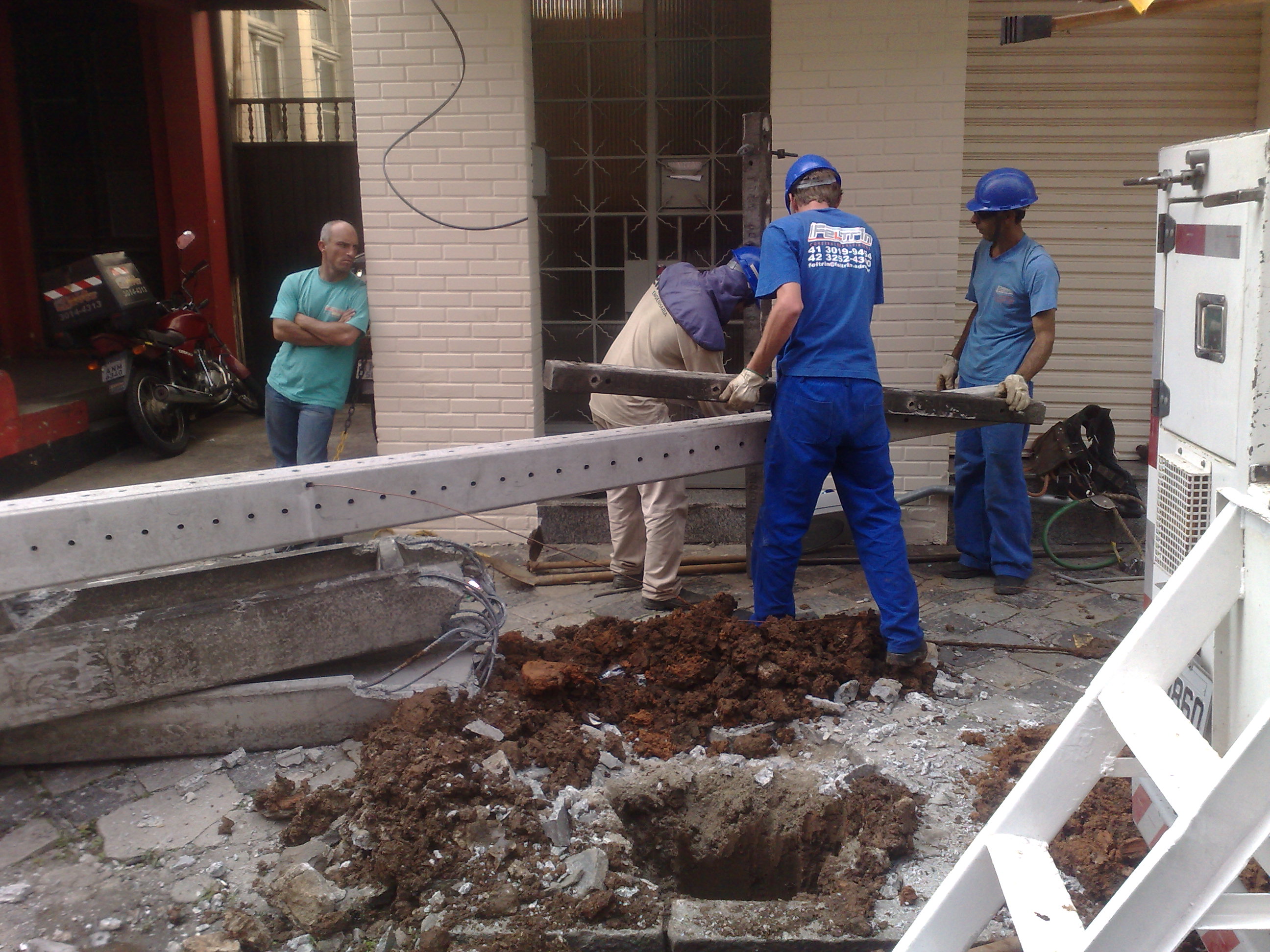 Funcionários trabalharam durante a tarde para substituir o poste atingido por um caminhão | Adriano Ribeiro / Gazeta do Povo