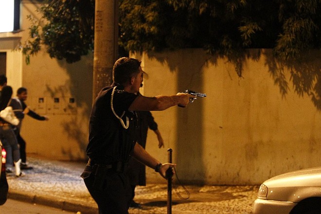 Guarda municipal aponta arma durante confusão com torcedores |