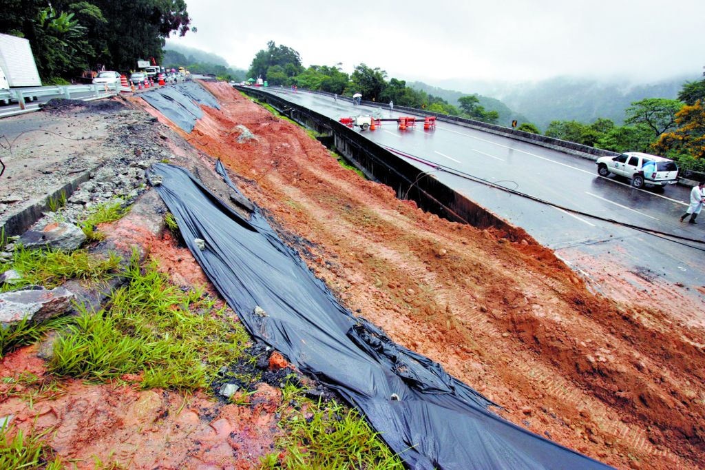 Deslocamento em estrutura de viaduto: ligação entre São Paulo e Minas ficará fechada por seis meses | Jose Luis da Conceicao/Agência Estado