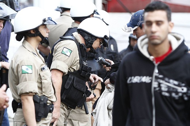 Torcedor tem mochila revistada no portão de entrada da Arena |