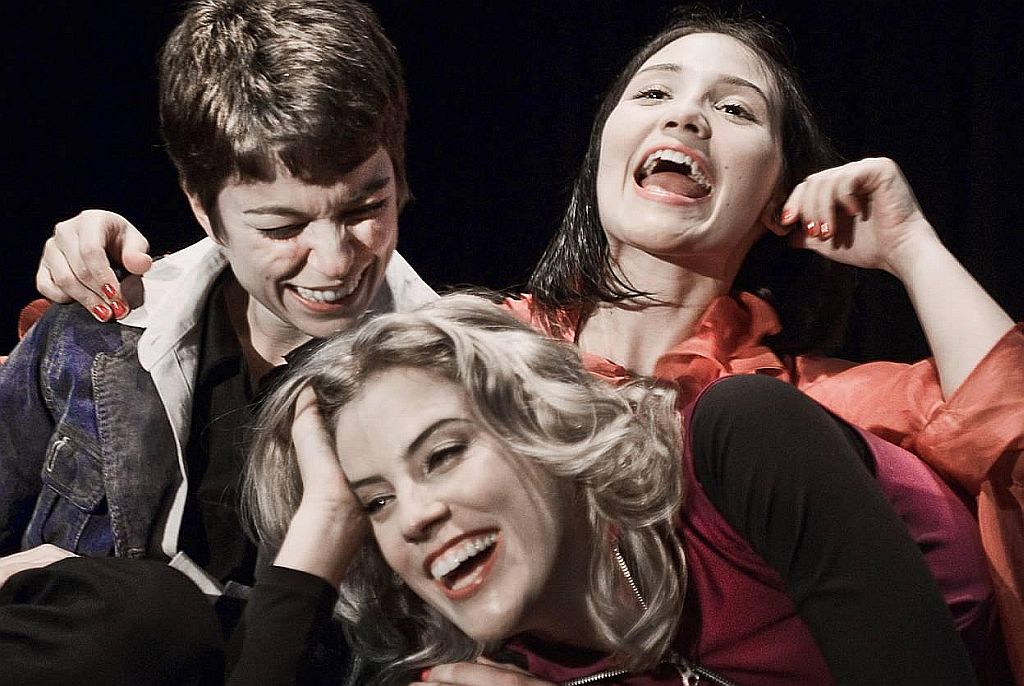 As atrizes Silvia Lourenço, Clarissa Rochenbach e Luciana Brites, em cena do espetáculo As Meninas | Arquivo/ Gazeta do Povo