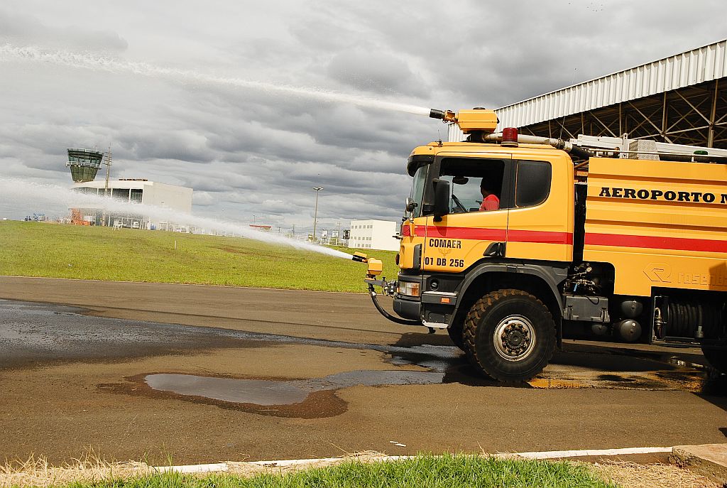 Após exigência da Anac, número de bombeiros do pelotão que fica dentro do aeroporto em Maringá dobrou | Fabio Dias/ Gazeta do Povo