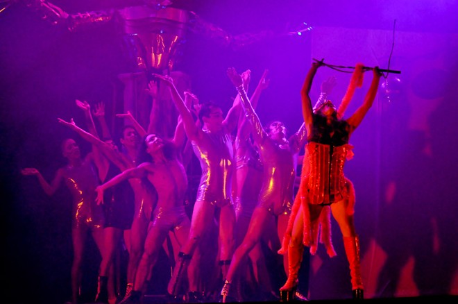 Munida de chicote, dançarina faz performance sensual em