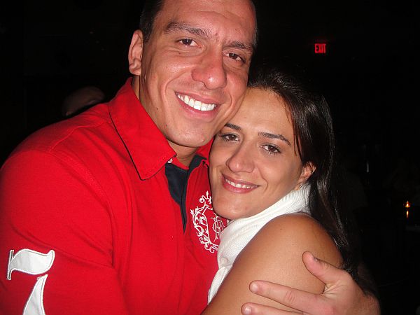 Mariana Malucelli e Daniel Sperandio acabam de noivar durante cruzeiro no navio Oasis Of the Seas. A troca de alian­­ças foi em pleno Valentines Day. O casamento será no dia 11 de dezembro | 