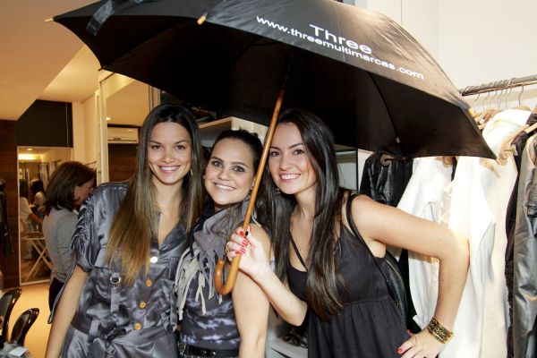 Choveu mulher bonita no coquetel de lançamento das coleções de Inverno da multimarcas Three, no Cabral, quinta-feira. Giovana Martins de Oliveira (ao centro), uma das sócias da loja, recebeu as irmãs Luiza e Fernanda Luchiari (com ela na foto). Cada convidada ganhou um mimo inspirado na nova estação: guarda-chuvas exclusivos da loja | Diego Pisante