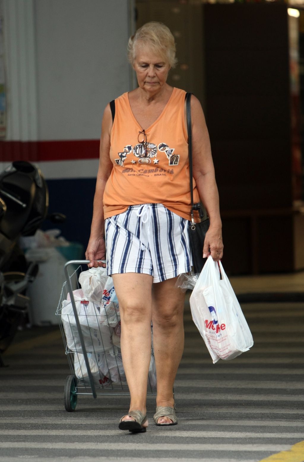 18h - terça - No dia 24 de fevereiro, a reportagem flagrou a servidora da Assembleia Mariles Prevedelo Pequeno saindo de casa por volta das 17h30, horário de expediente no Legislativo, para ir ao supermercado, em Balneário Camboriú, Santa Catarina. Por volta das 18 horas, ela já saía do supermercado com compras. Ela admitiu não trabalhar na Assembleia | Albari Rosa/ Gazeta do Povo