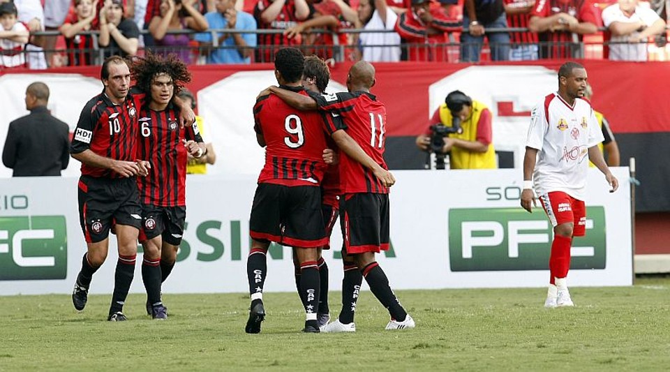 Jogadores atleticanos comemoram o primeiro gol, marcado por Bruno Mineiro | Hedeson Alves/Agência de Notícias Gazeta do Povo