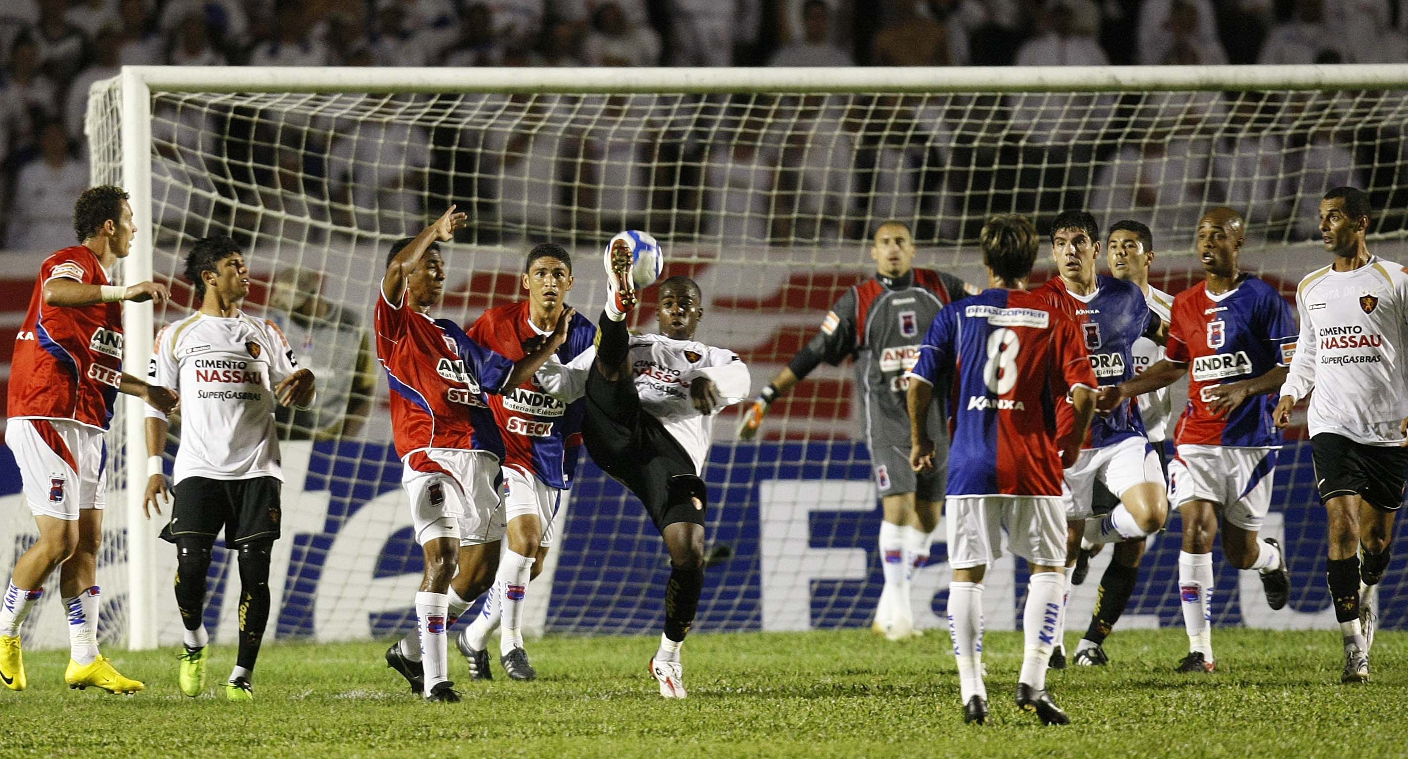 Jogo foi bastante disputado e movimentado, principalmente no segundo tempo | Pedro Serápio / Agência de Notícias Gazeta do Povo