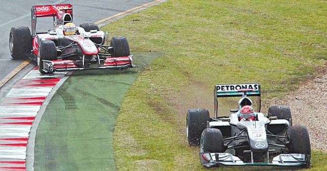 Os campeões Schumacher e Hamilton passeiam na grama | 