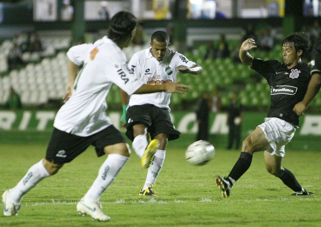 Bill teve boa movimentação na frente, mas não conseguiu o gol que daria a vitória ao Coxa |