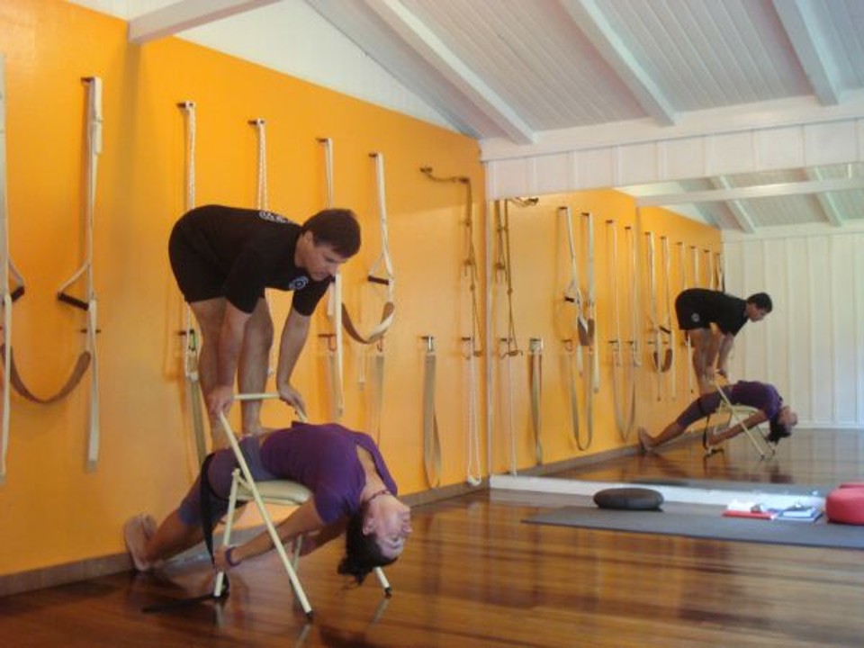Iyengar é uma modalidade de yoga não muito difundida no Brasil, e entre os poucos instrutores certificados pela associação nacional está Rodrigo Miró de Córdova  na foto, auxiliando a aluna Karin Ribeiro a praticar uma postura avançada. Rodrigo dá aulas em um pequeno estúdio no Jardim Los Angeles, cercado de muito verde e silêncio, para turmas pequenas  e este ano está abrindo aulas também para crianças | Vicente Ganter