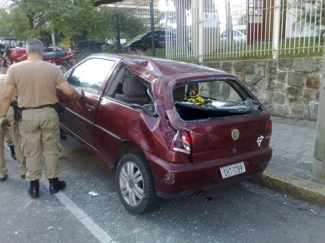 Carro que estava estacionado na rua foi atingido por veículo que capotou | 
