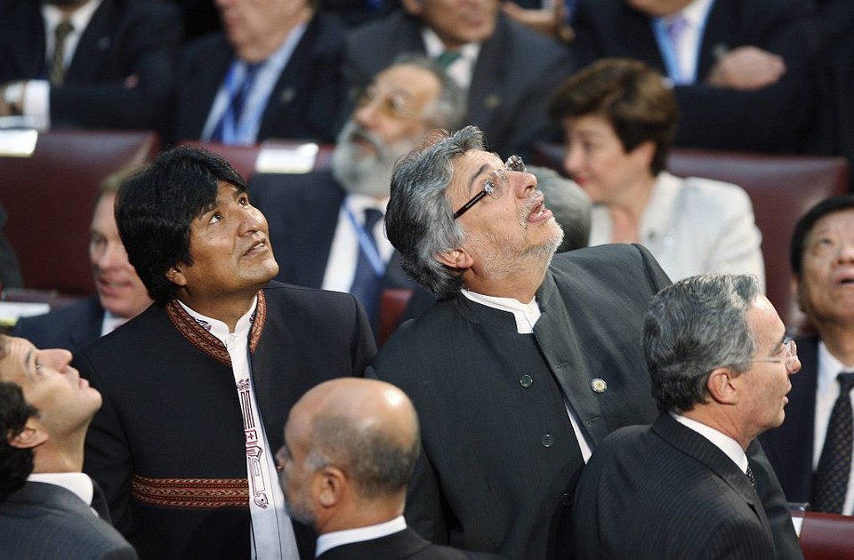 Morales (esquerda) e Lugo olham assustados para o teto durante o tremor | Marcos Fredes/Reuters