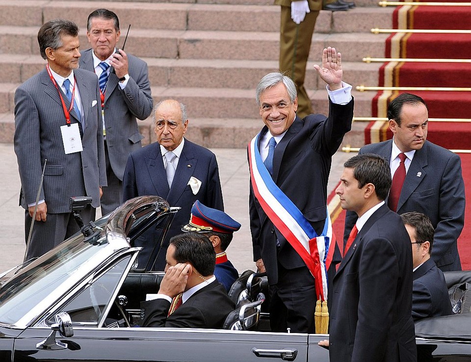 O novo presidente chileno acena para seus eleitores logo após receber a faixa presidencial, em Valparaíso, cidade onde está localizada a sede do Congresso | Claudio Santana/AFP
